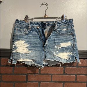 American Eagle strigid denim mom short | medium tinted indigo | size 8 LIKE NEW
